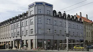 Hotel Grand, Okresní dům a Palmová zahrada